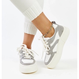 Zapatillas de cuero de color blanco gris en una suela gruesa de Kawthar 3