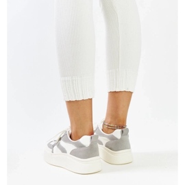 Zapatillas de cuero de color blanco gris en una suela gruesa de Kawthar 4