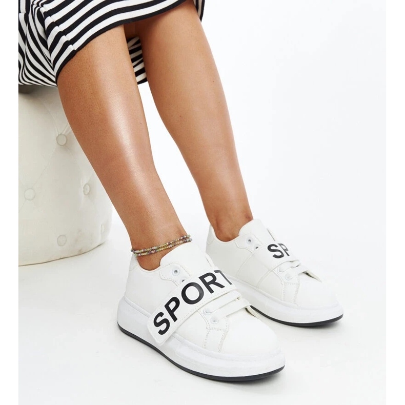 Zapatillas blancas en la plataforma Ayna blanco 1