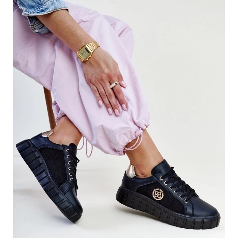 Zapatillas de cuero negras con suela masiva de Viera. negro 2