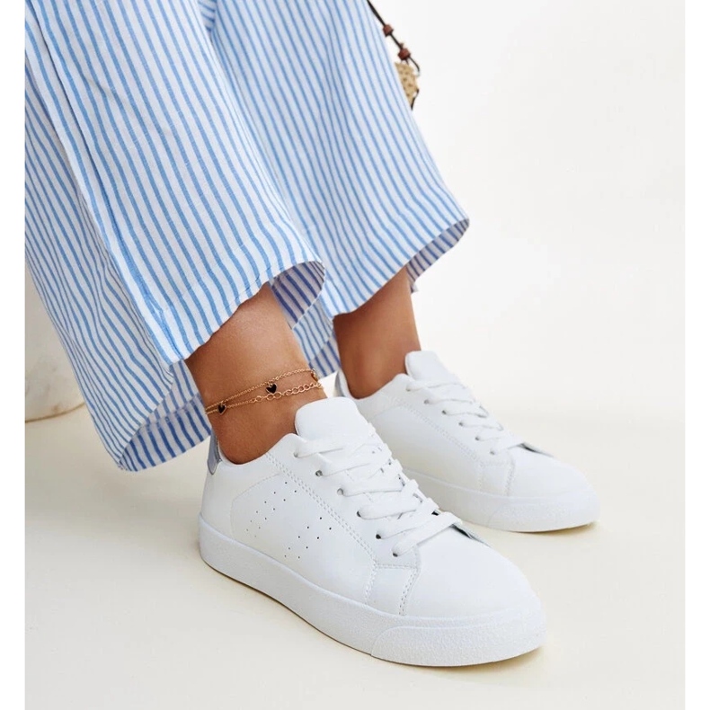 Zapatillas Akila blancas y plateadas. blanco 1