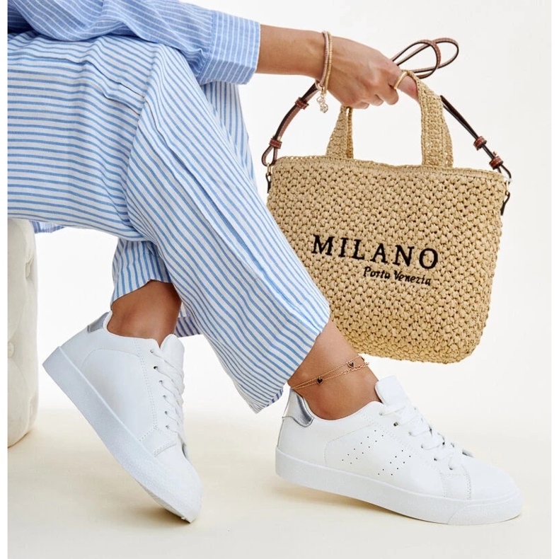 Zapatillas Akila blancas y plateadas. blanco 2