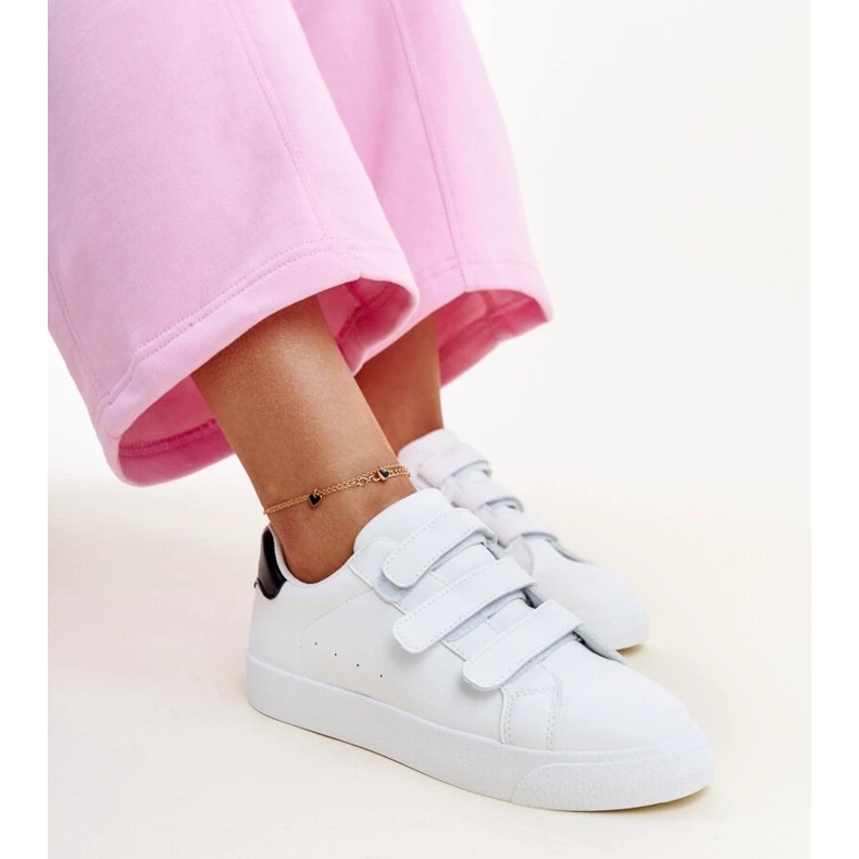 Zapatillas con velcro en blanco y negro de Samala 1