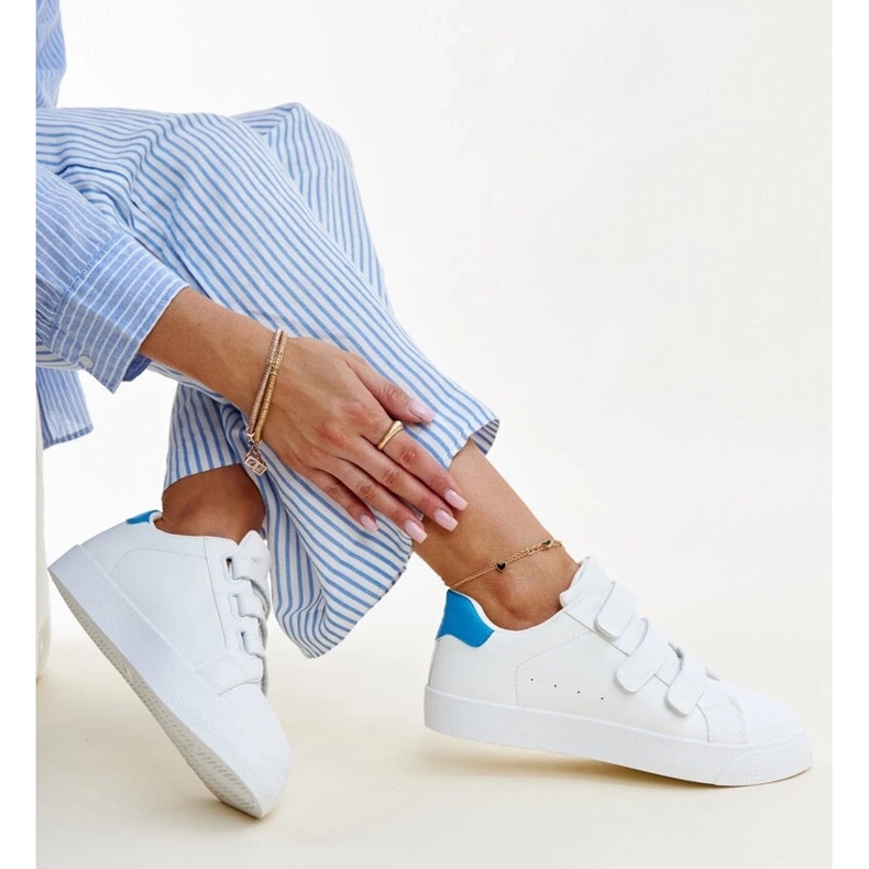 Zapatillas con velcro en blanco y azul de Samala 2