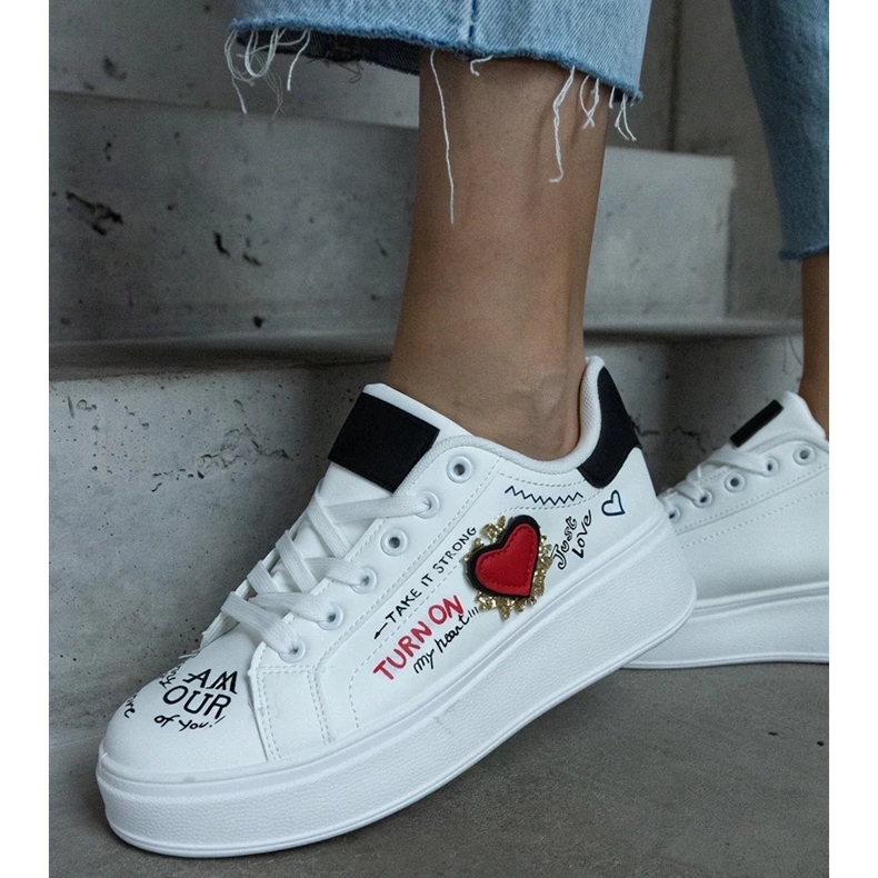 D/CEO Zapatillas blancas decoradas con un parche e inscripciones en la plataforma Etara. blanco 1