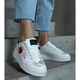 D/CEO Zapatillas blancas decoradas con un parche e inscripciones en la plataforma Etara. blanco 2