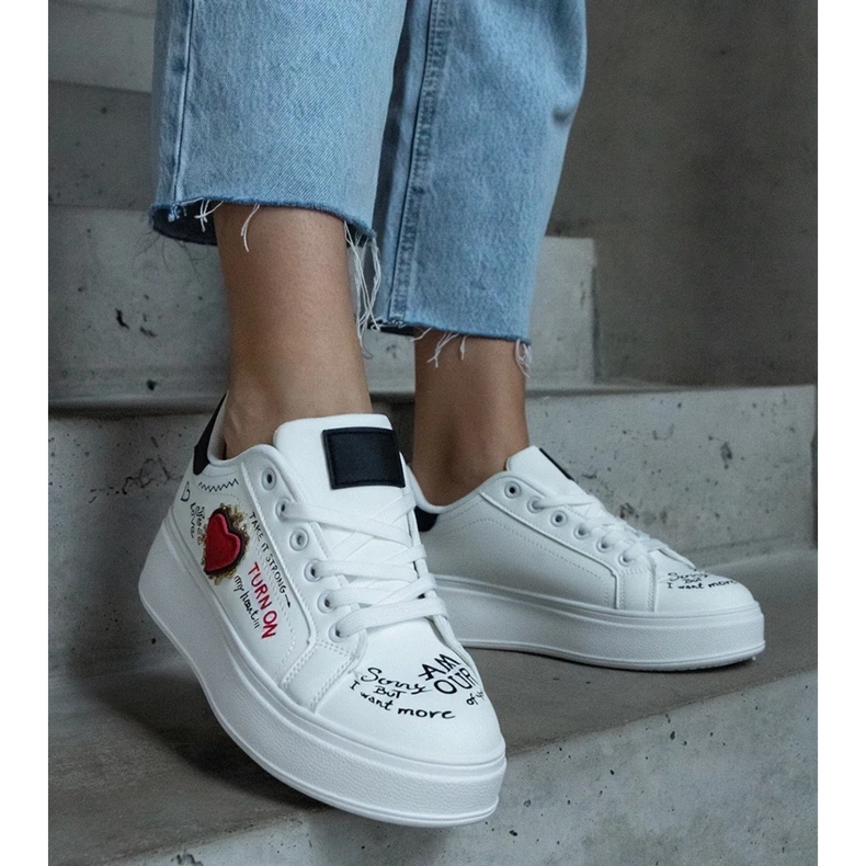 D/CEO Zapatillas blancas decoradas con un parche e inscripciones en la plataforma Etara. blanco 2