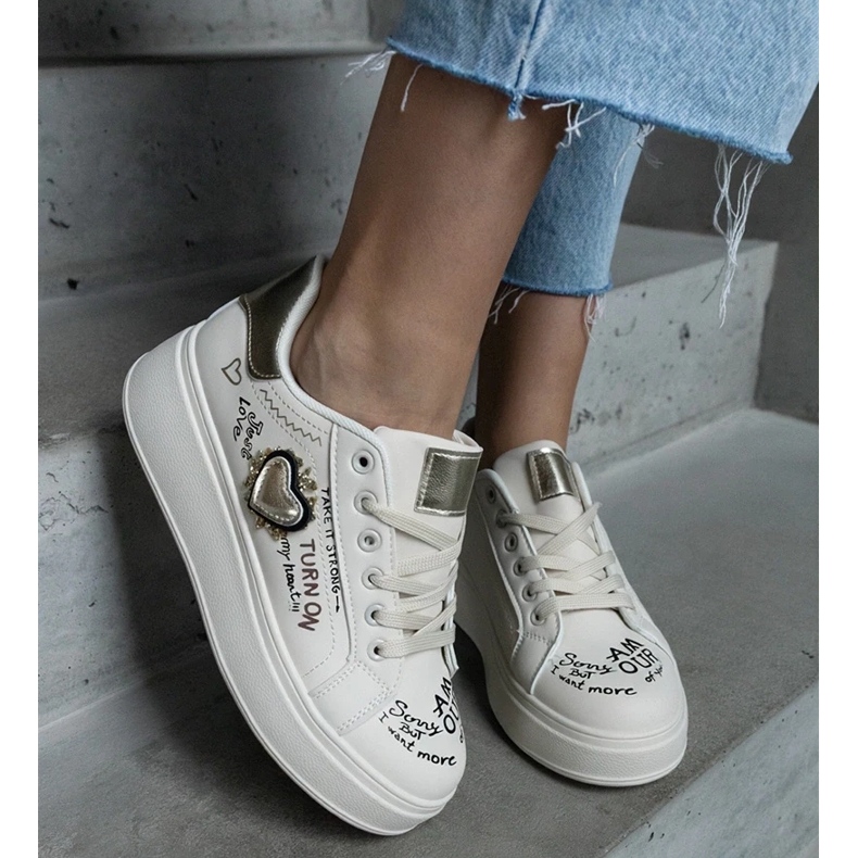 D/CEO Zapatillas beige decoradas con parche e inscripciones en la plataforma Etara 2