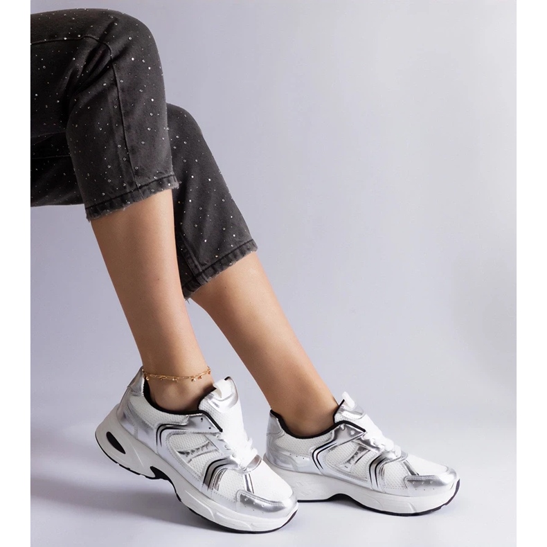 D/CEO Deportivas Ena blancas y plateadas. plata 2