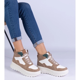Zapatillas deportivas beige femeninas en la plataforma 3