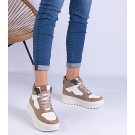 Zapatillas deportivas beige femeninas en la plataforma 1