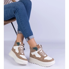 Zapatillas deportivas beige femeninas en la plataforma 2
