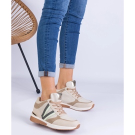 Zapatillas beige para mujeres en una cuña oculta 1
