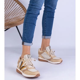 Zapatillas de deporte para mujeres marrones en una cuña oculta marrón 1