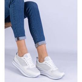 Zapatillas blancas de mujer en la plataforma. blanco 3