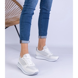 Zapatillas blancas de mujer en la plataforma. blanco 1 Zapatillas blancas de mujer en la plataforma. blanco 1