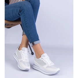 Zapatillas blancas de mujer en la plataforma. blanco 2
