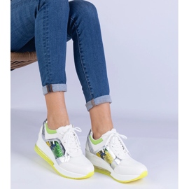 Zapatillas deportivas de mujeres blancas con un accesorio colorido blanco 3