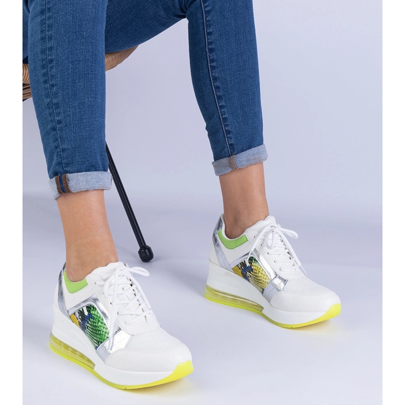 Zapatillas deportivas de mujeres blancas con un accesorio colorido blanco 1