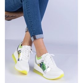 Zapatillas deportivas de mujeres blancas con un accesorio colorido blanco 2