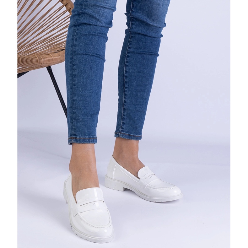 Zapatos blancos de mujeres pintadas 1