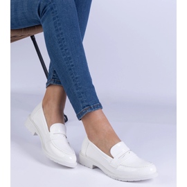 Zapatos blancos de mujeres pintadas 2