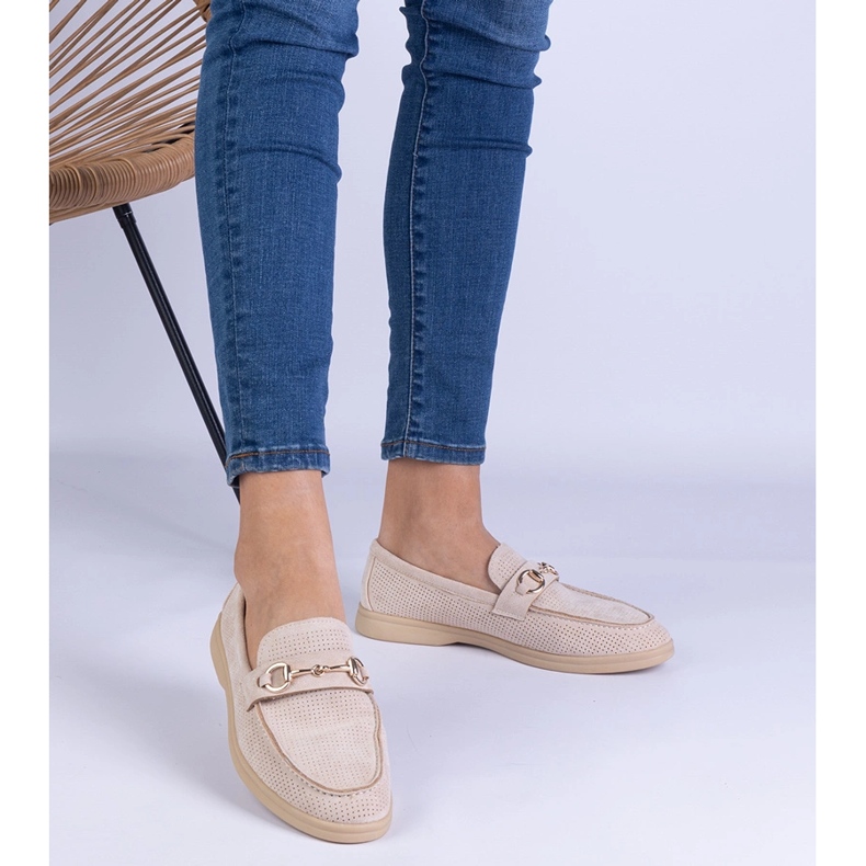 Beige Openwork ekozamzamowe mocasines con una decoración dorada 1