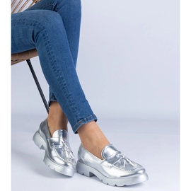 Zapatos clásicos plateados con flecos plata 2