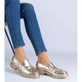 Zapatos clásicos metálicos dorados con flecos 3