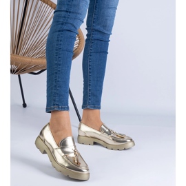 Zapatos clásicos metálicos dorados con flecos 1