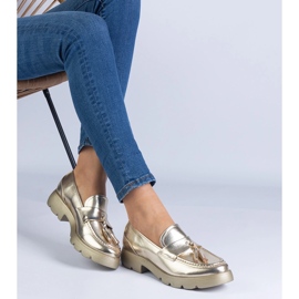 Zapatos clásicos metálicos dorados con flecos 2