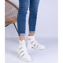 Botas blancas con eco -leather con recortes de cañón plano blanco 1