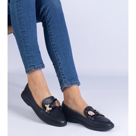 Mocasines negros decorados con un arco y un oso de peluche dorado 3