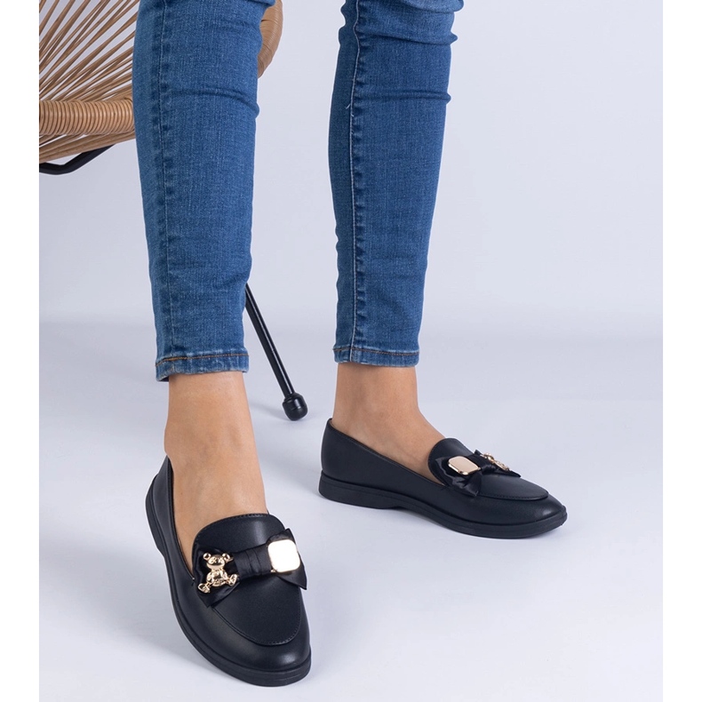 Mocasines negros decorados con un arco y un oso de peluche dorado 1 Mocasines negros decorados con un arco y un oso de peluche dorado 1