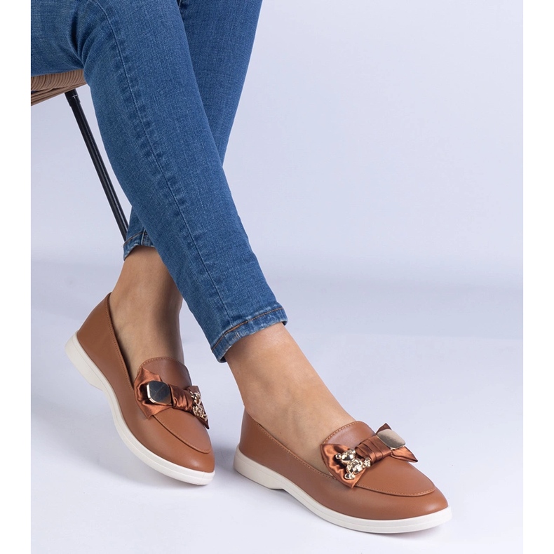 Mocasines marrones decorados con un arco y un oso de peluche dorado marrón 1