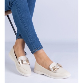 Mocasines beige decorados con un arco y un oso de peluche dorado 3