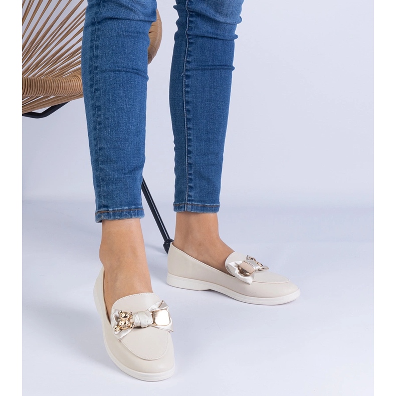 Mocasines beige decorados con un arco y un oso de peluche dorado 1 Mocasines beige decorados con un arco y un oso de peluche dorado 1