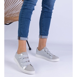Las zapatillas de deporte de mujer plateadas se sujetan con velcro plata 1