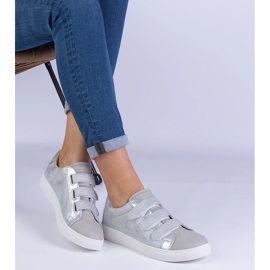 Las zapatillas de deporte de mujer plateadas se sujetan con velcro plata 2