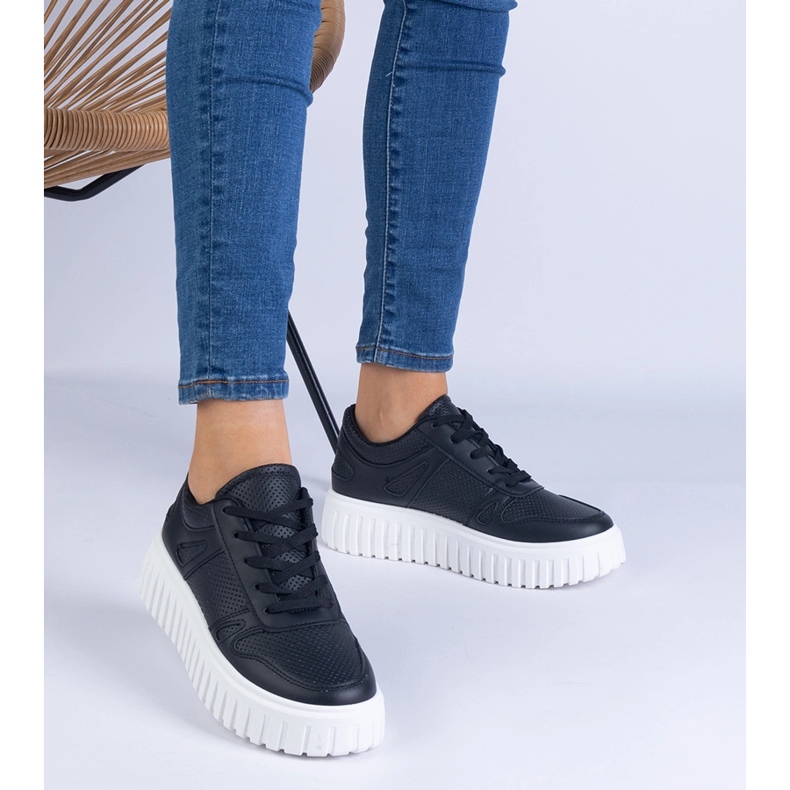 Zapatillas de zapatillas negras en una suela masiva negro 1