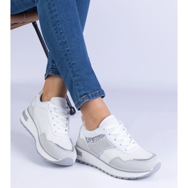 Zapatillas blancas decoradas con brillo y circones blanco 3