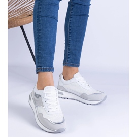 Zapatillas blancas decoradas con brillo y circones blanco 1