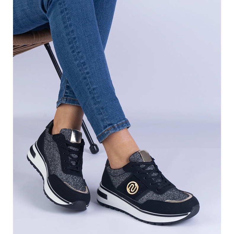 Zapatillas negras brillantes con una decoración dorada negro 2