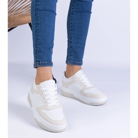 Zapatillas beige con suela gruesa. 1
