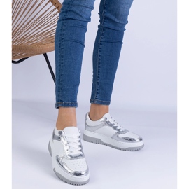 Zapatillas plateadas en una suela gruesa plata 1