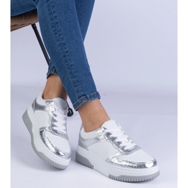 Zapatillas plateadas en una suela gruesa plata 2