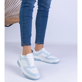 Zapatillas azules en una suela gruesa 1
