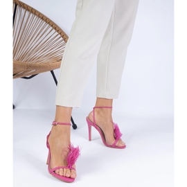 Sandalias rosadas en un alfiler con plumas rosado 1