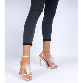 Sandalias beige en un alfiler con plumas 3