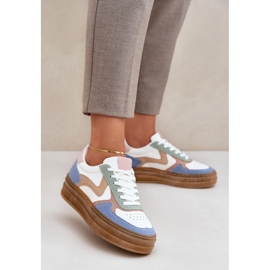 Pasadas de mujer con brillo en la plataforma azul 2